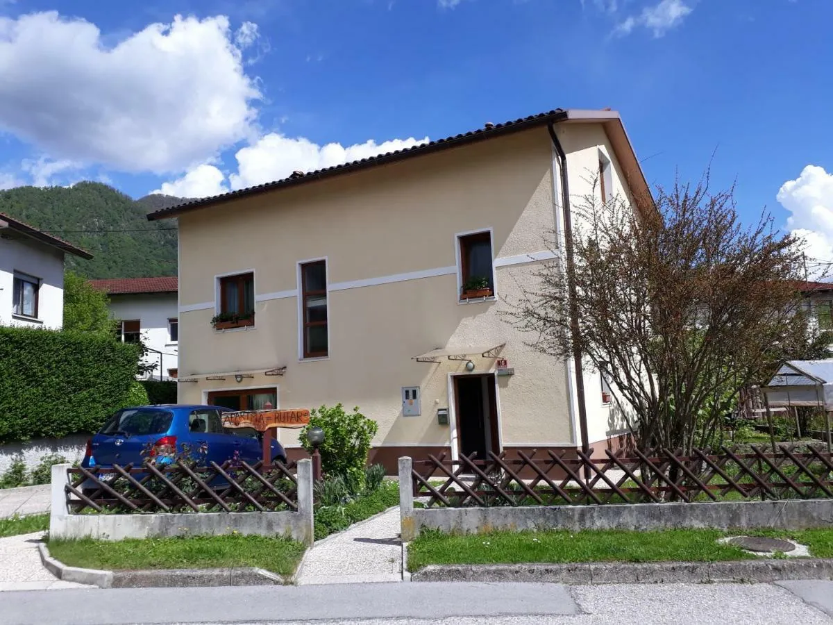 Naša hiša z ulice, pred njo vrt in parkirišče